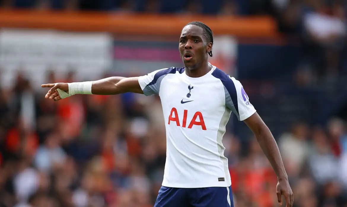 Tottenham critica insulto racista online contra o atacante Mathys Tel