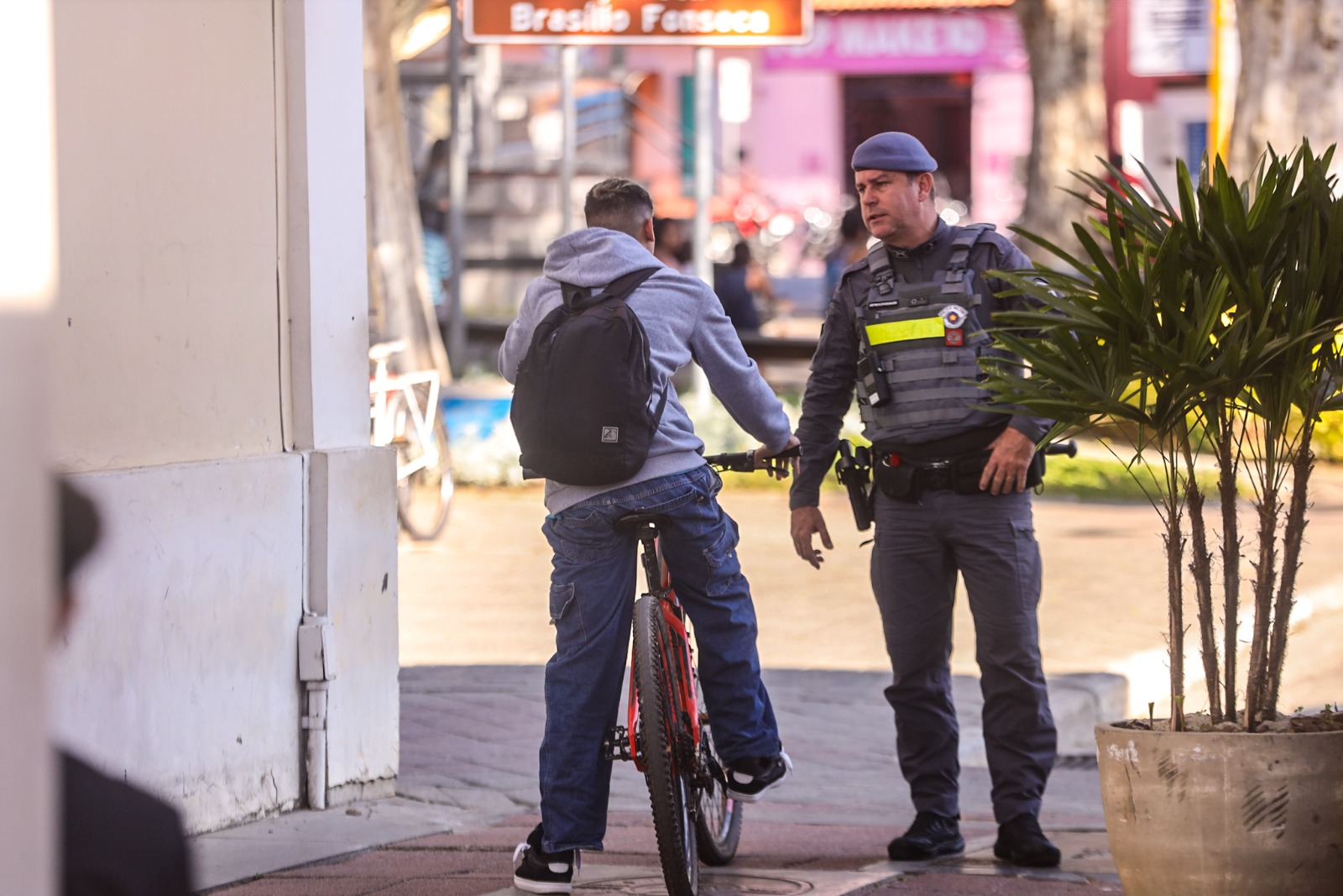 Guararema realiza ação educativa sobre uso de bicicletas no Calçadão