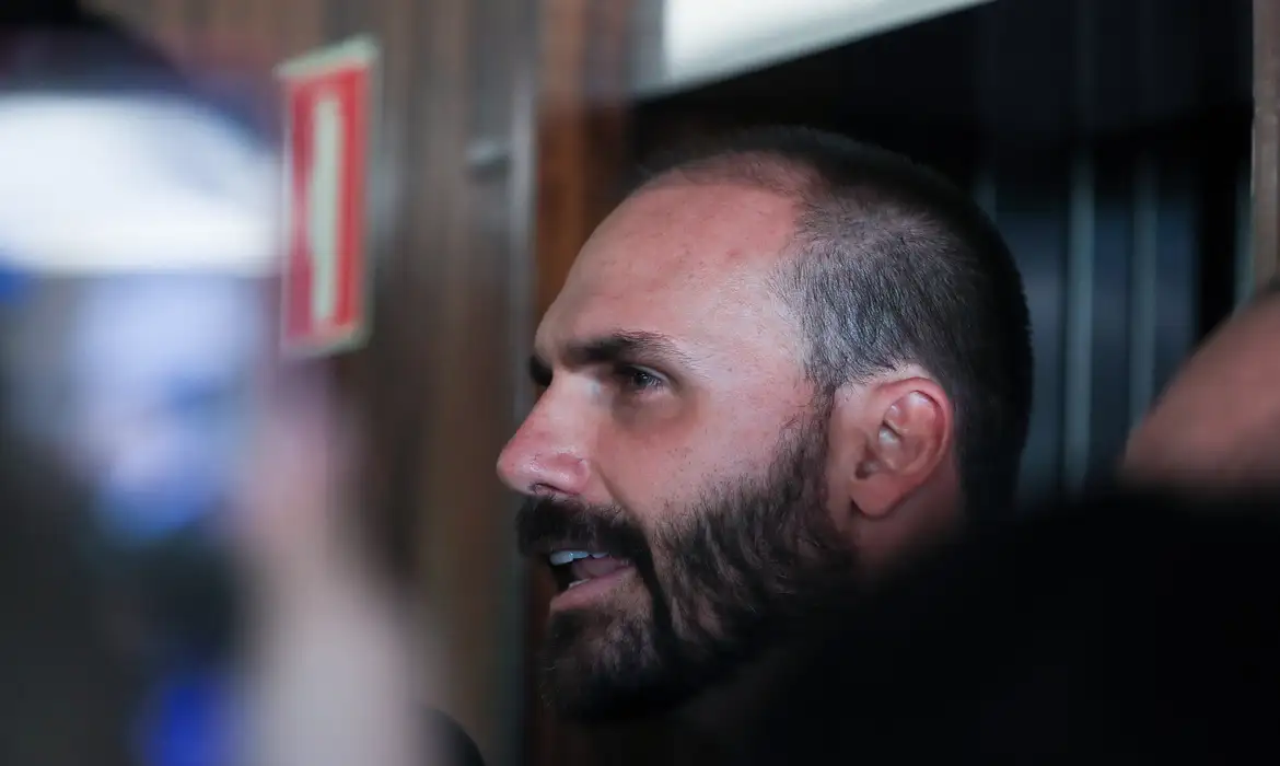 Motta envia pedido cassação de Eduardo Bolsonaro ao Conselho de Ética