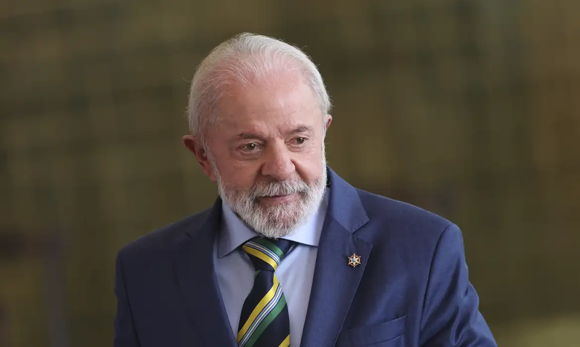 Em vídeo a Trump, Lula planta uva e diz semear comida e não ódio