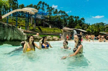 Calor fora de época movimenta Magic City