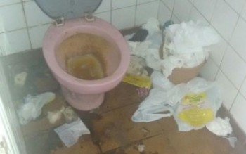 Banheiro de DP carece de higiene