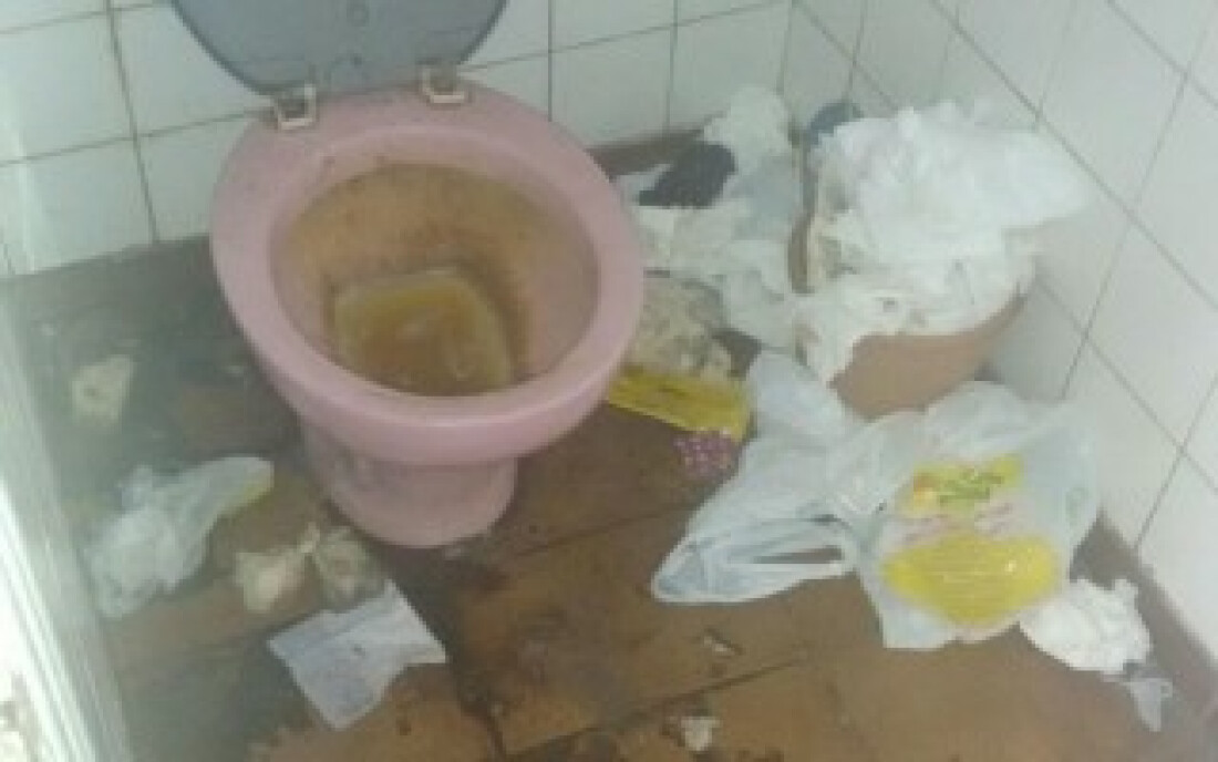 Banheiro de DP carece de higiene
