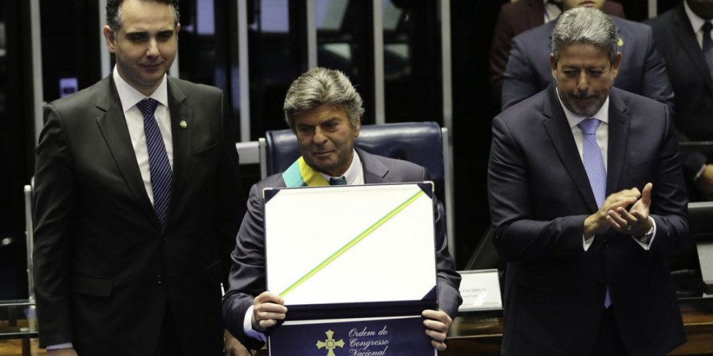 Fux é condecorado no Senado; discurso exalta democracia