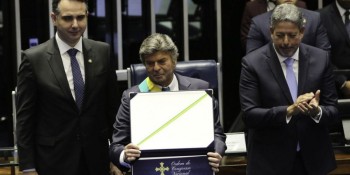 Fux é condecorado no Senado; discurso exalta democracia