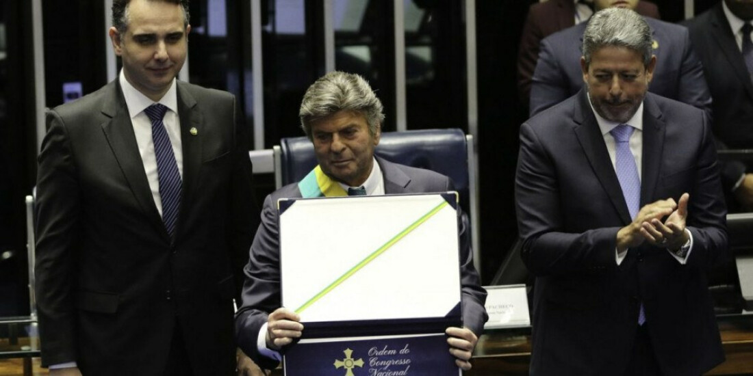 Fux é condecorado no Senado; discurso exalta democracia