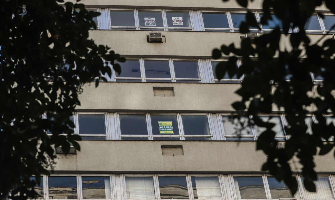 Parcela de famílias que pagam aluguel sobe 25% em 8 anos, mostra IBGE