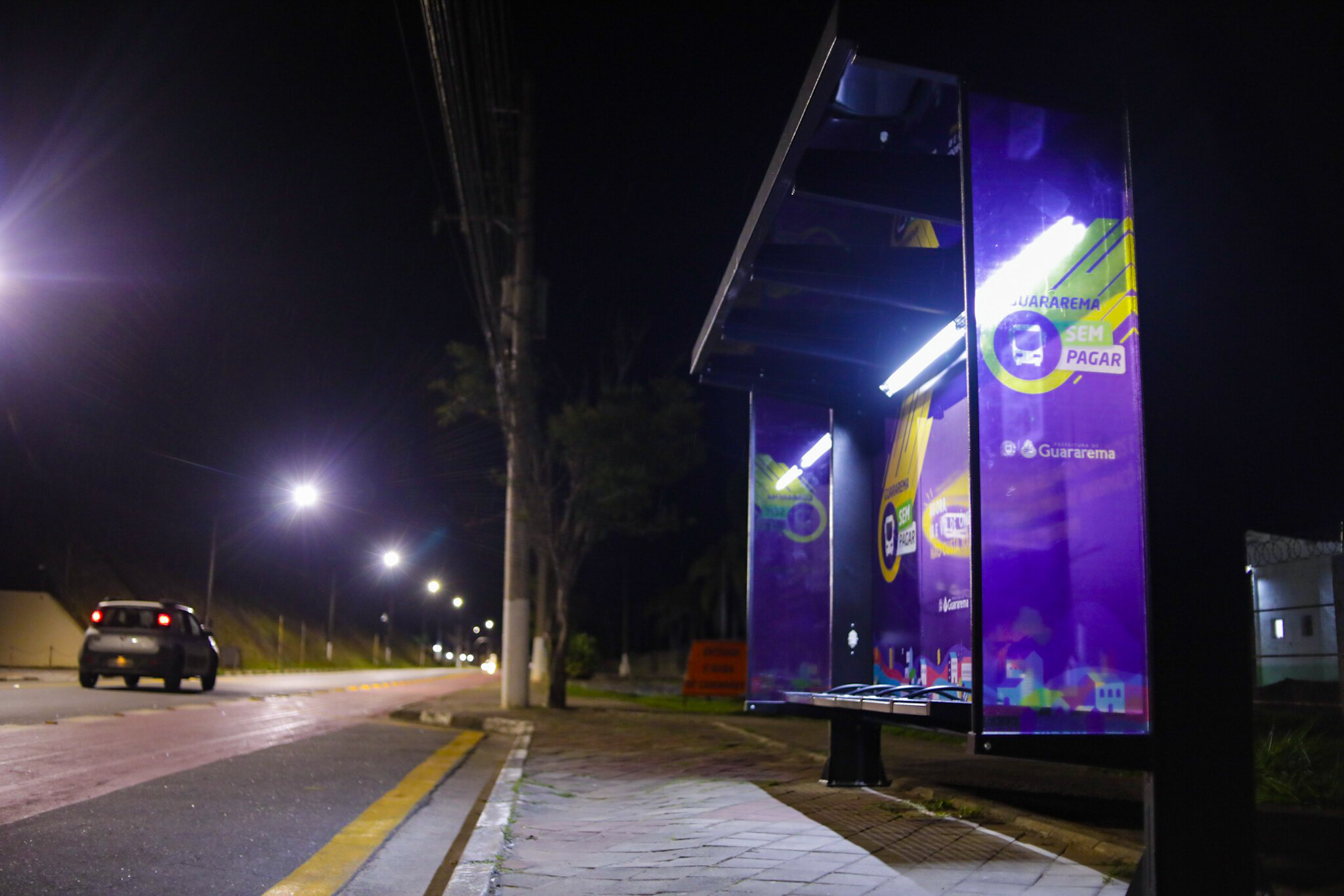 Guararema amplia instalação de pontos de ônibus modernos e iluminados 