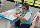 Dia da Moda: Curso de costura impulsiona recomeço de aluna de 63 anos em Itaquá