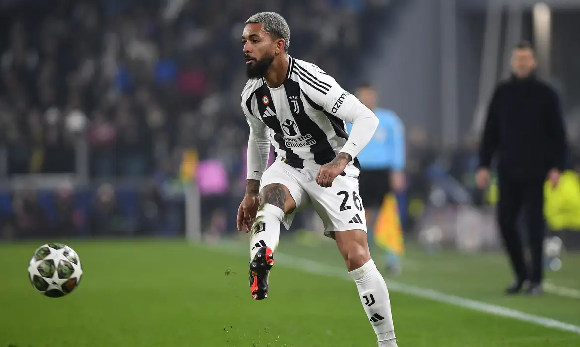 Meio-campista Douglas Luiz troca Juventus pelo Nottingham Forest
