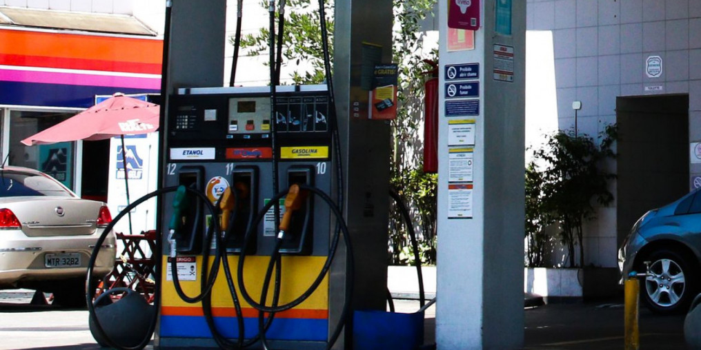 Preço da gasolina nos postos volta a subir após 15 semanas