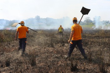 Defesa Civil de Itaquá age com rapidez para conter fogo em área de 2 mil m²