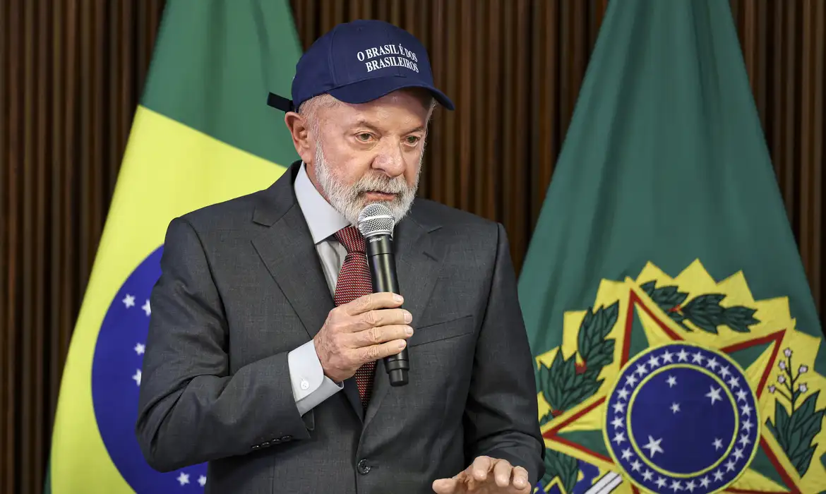 Lula defende regulação de big techs durante reunião ministerial