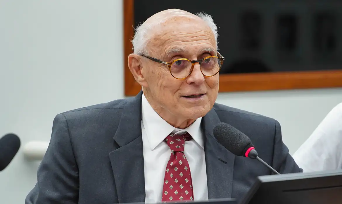 Suplicy passa mal e é internado em Maricá