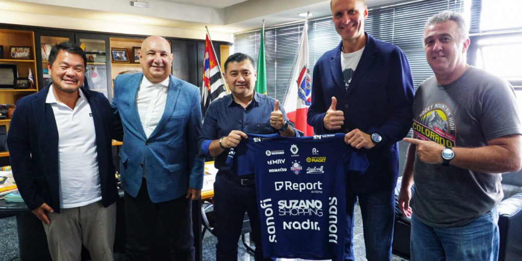 Prefeito recebe ex-jogador russo multicampeão no voleibol suzanense