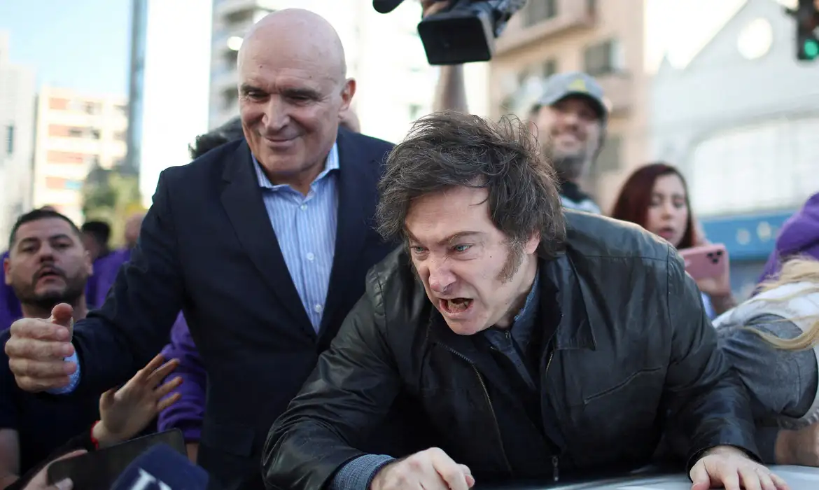 Milei deixa ato de campanha após protesto e agressões em Buenos Aires