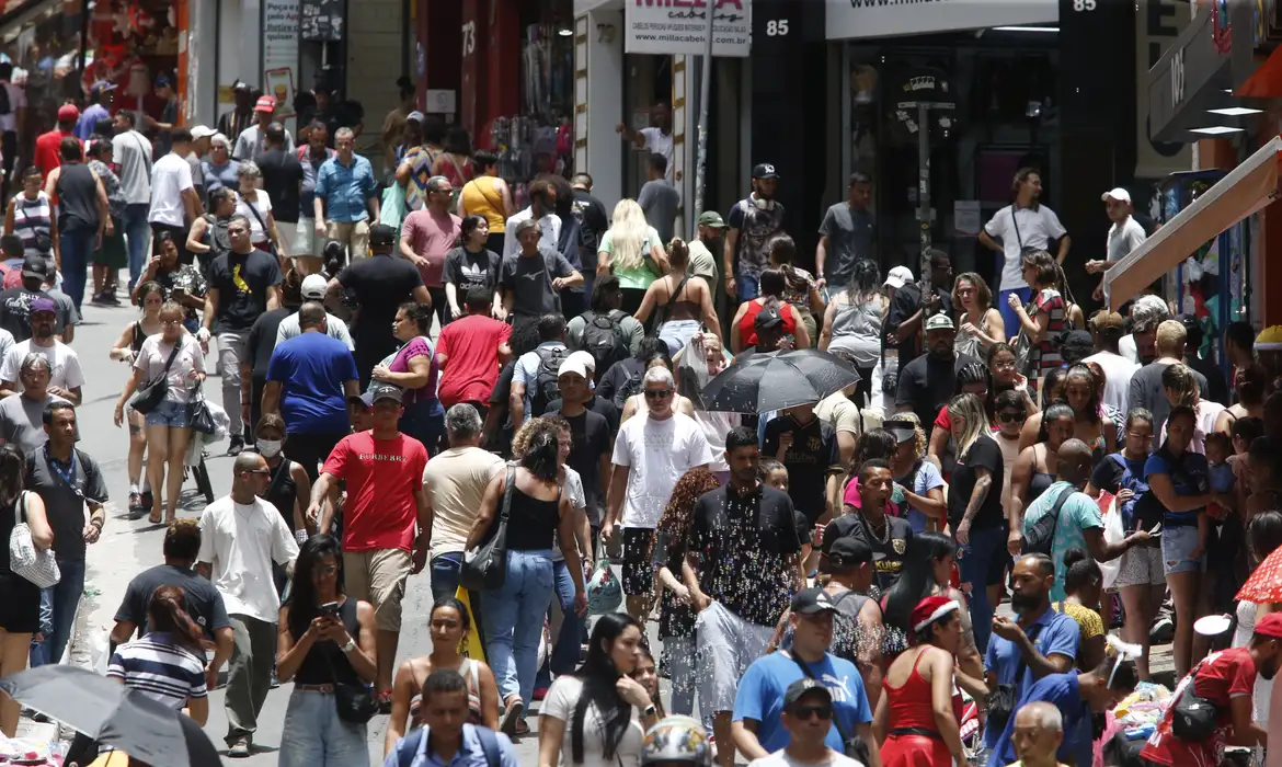 População brasileira chega a 213,4 milhões de habitantes, estima IBGE