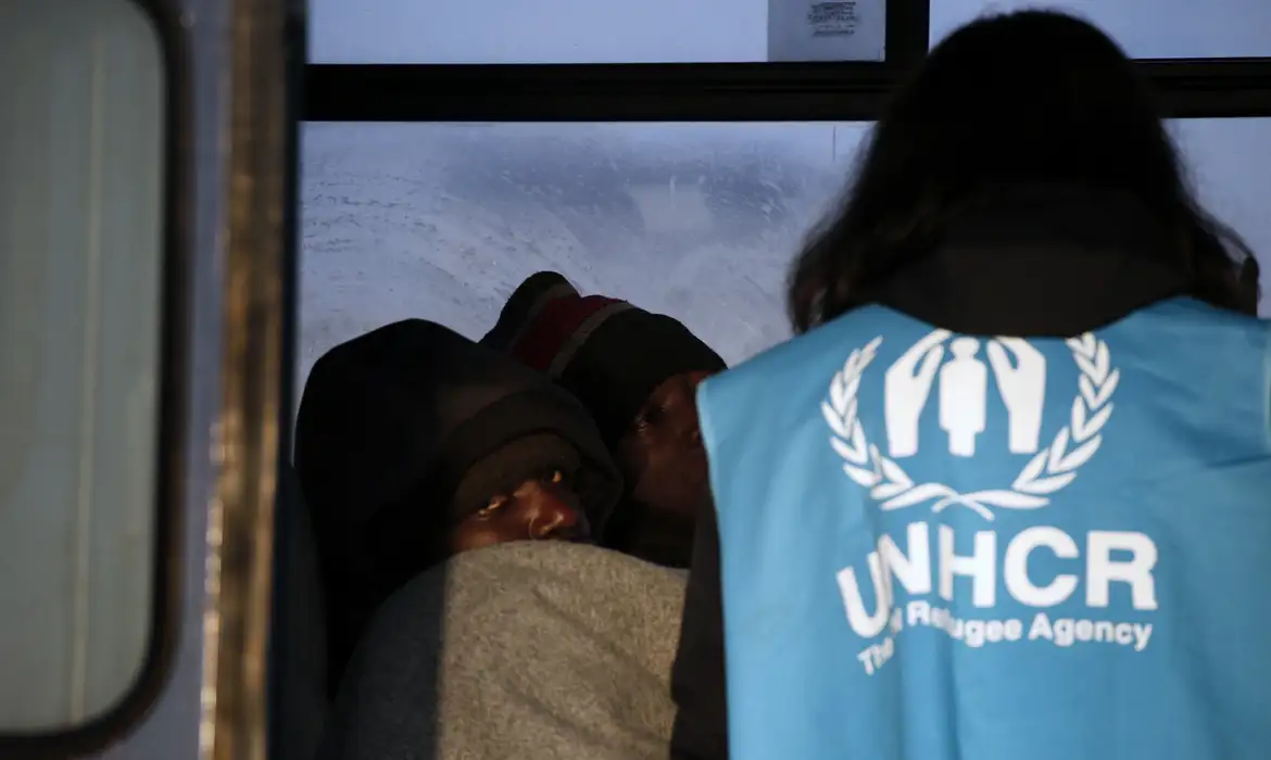 Agência de refugiados da ONU reduzirá gastos em um quinto após cortes