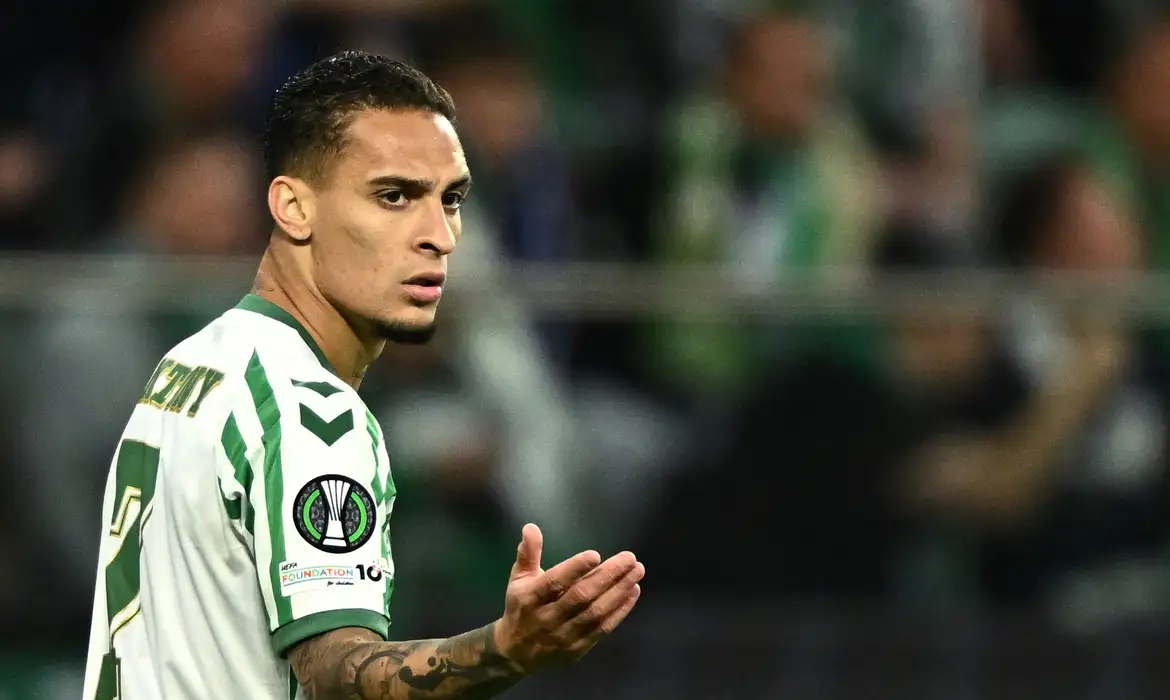 Antony assina com Bétis após acordo do clube espanhol com United
