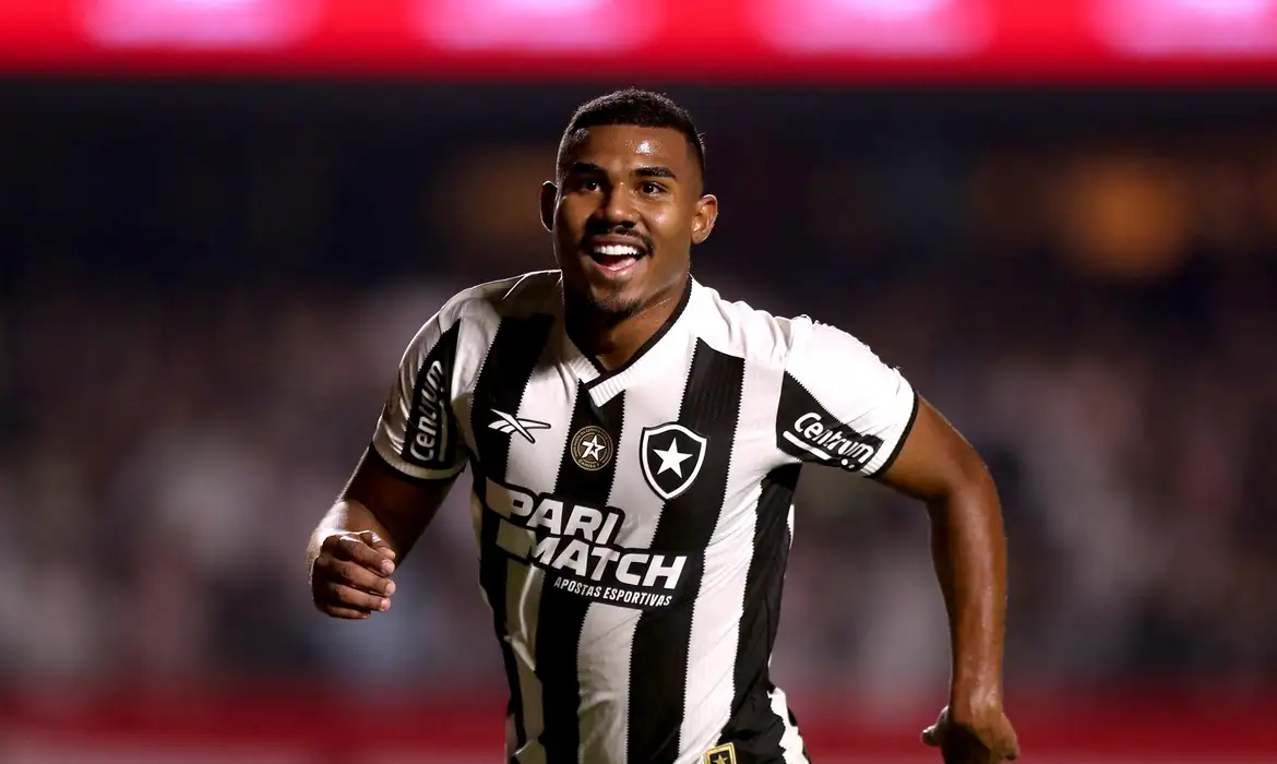 Nottingham Forest anuncia a contratação do lateral Cuiabano