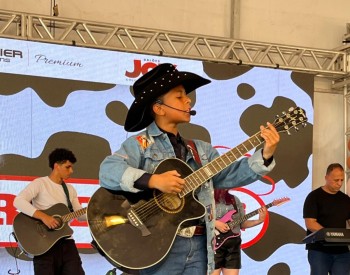Leozinho agita o palco do Barretube com modão sertanejo