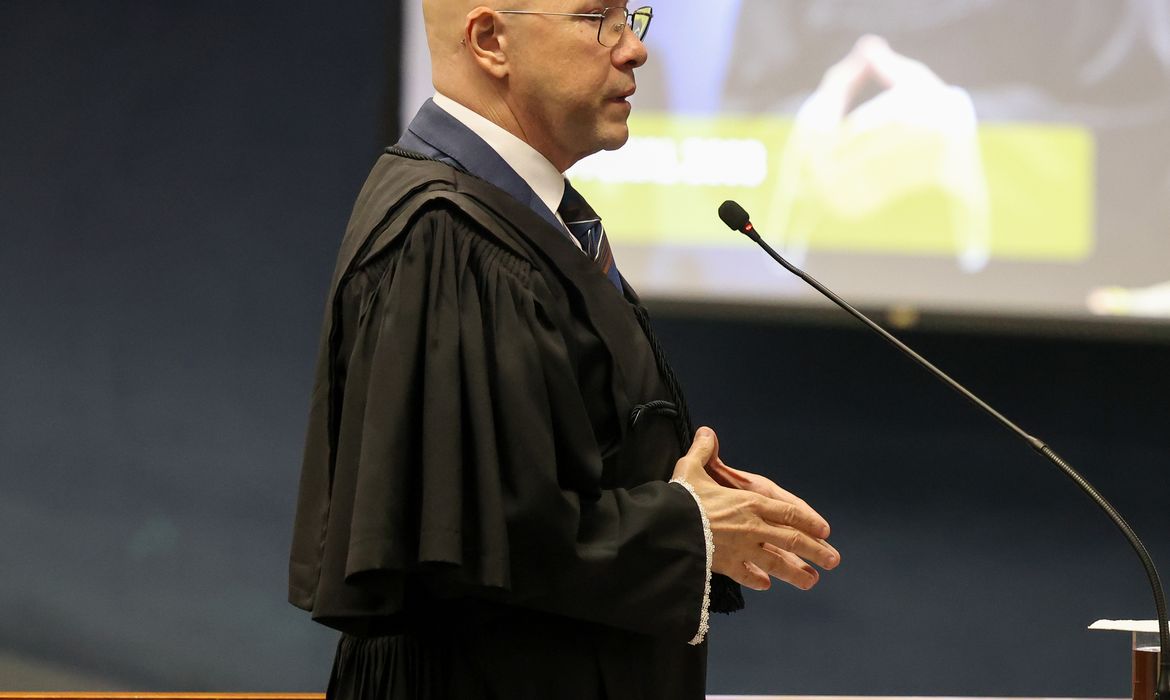Ex-comandante não colocou Marinha à disposição do golpe, alega defesa