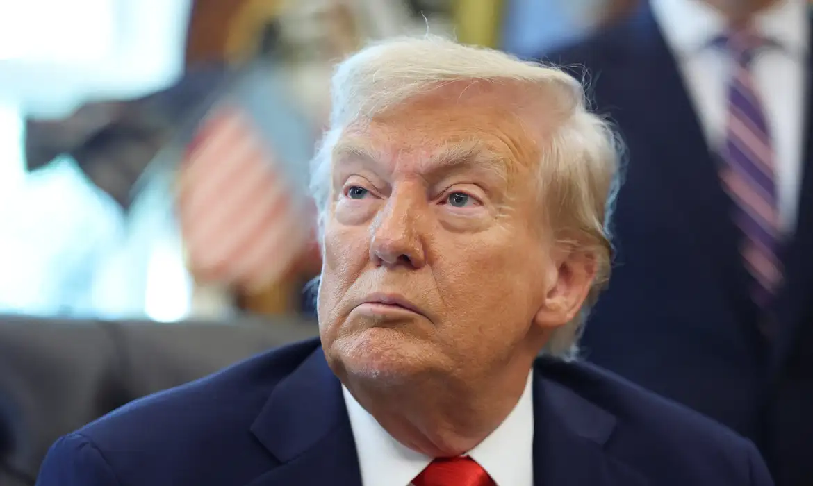 Trump diz que EUA atiraram em suposto barco com drogas da Venezuela
