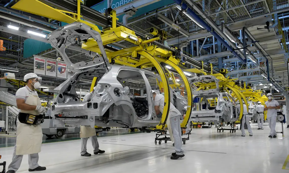 Produção industrial recua 0,2% em julho e acumula efeitos do juro alto