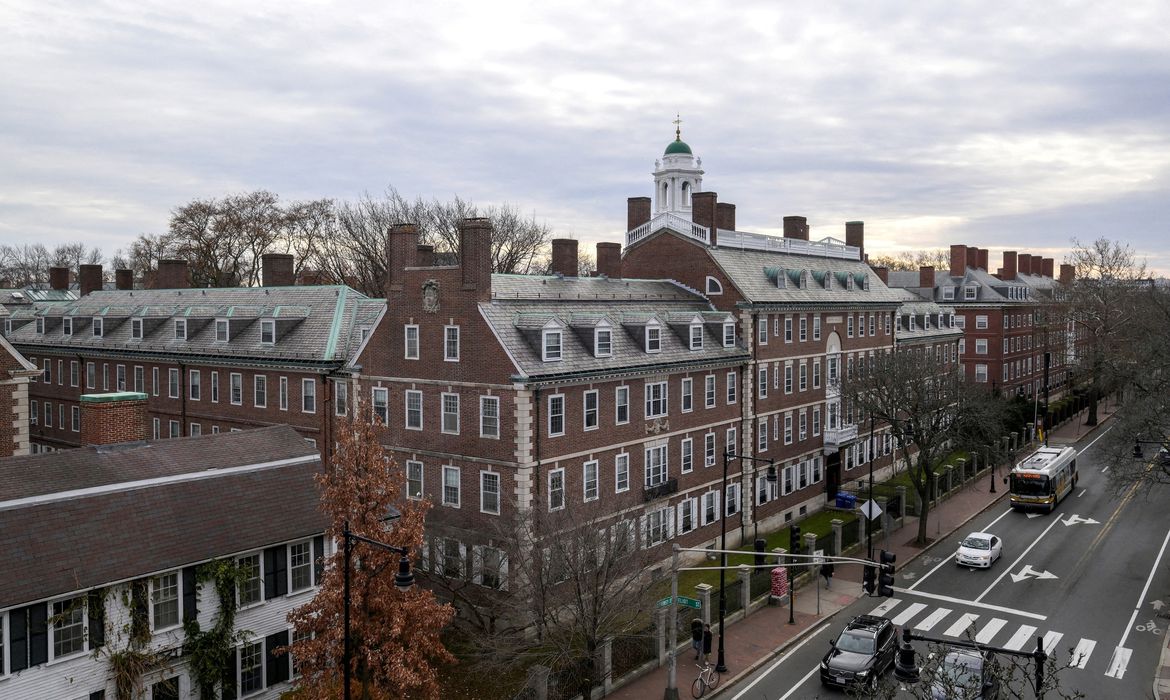 Trump cortou ilegalmente financiamento para Harvard, decide juíza