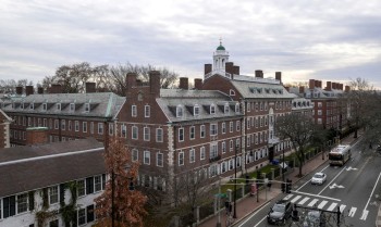 Trump cortou ilegalmente financiamento para Harvard, decide juíza