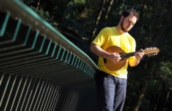 Bandolinista Rafael Ferrari se apresenta hoje no Sesi Mogi