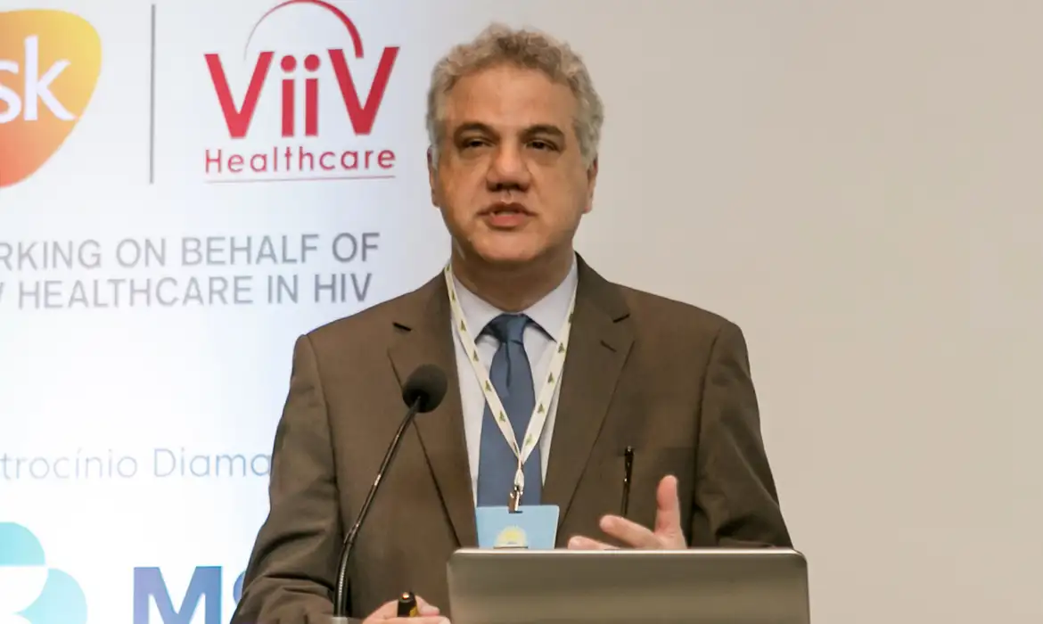 Covid-19 continua acontecendo, alerta infectologista