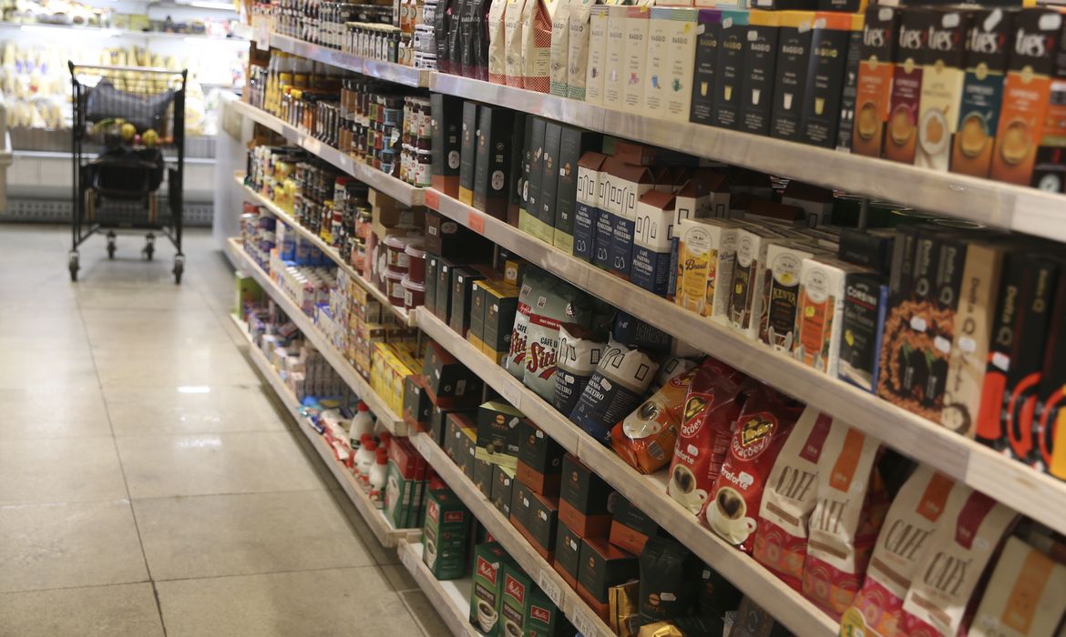 Preço da cesta básica cai em 24 capitais em agosto