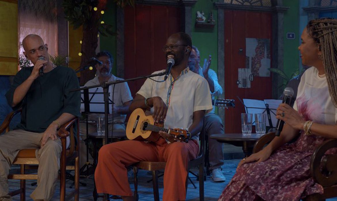 Samba na Gamboa: roda do Poeira Pura mescla hits do gênero e bate-papo