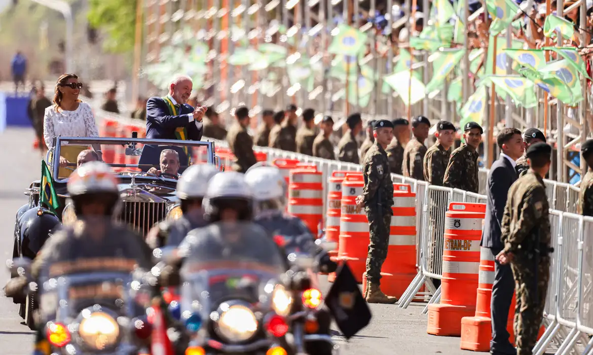Público acompanha desfile cívico-militar aos gritos de “sem anistia”