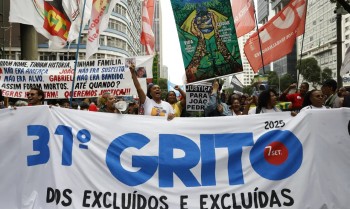 Desfile e protesto tomam as ruas do centro do Rio de Janeiro