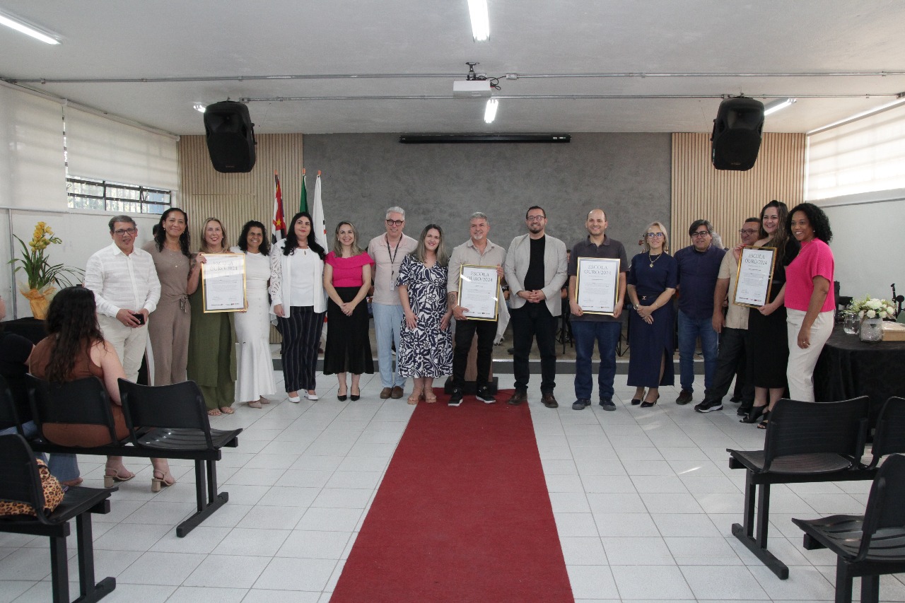 Escolas municipais de Poá recebem prêmio por avanços na alfabetização