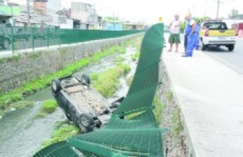 Automóvel cai no córrego do Gregório em Brás Cubas