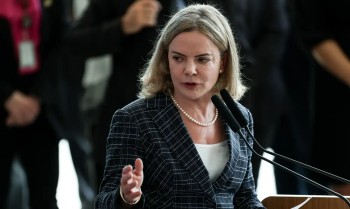 Gleisi critica EUA por fala de uso de "poder militar" contra o Brasil