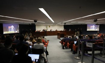 STF retoma julgamento de Bolsonaro após intervalo; Fux prossegue voto