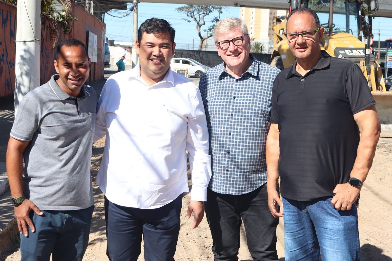 Prefeito de Suzano acompanha obras de pavimentação no Parque Maria Helena