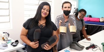 Alunos do Saspe participam de curso para criação de calçados artesanais