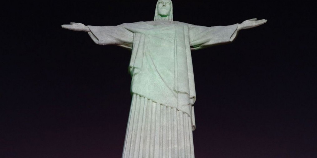 Cristo ganha hoje cores rosa e azul contra o câncer de mama e próstata