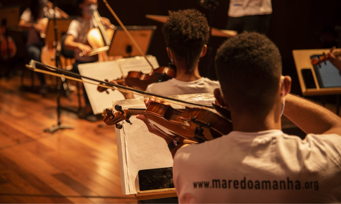 Aulas gratuitas de música são oferecidas no Complexo da Maré