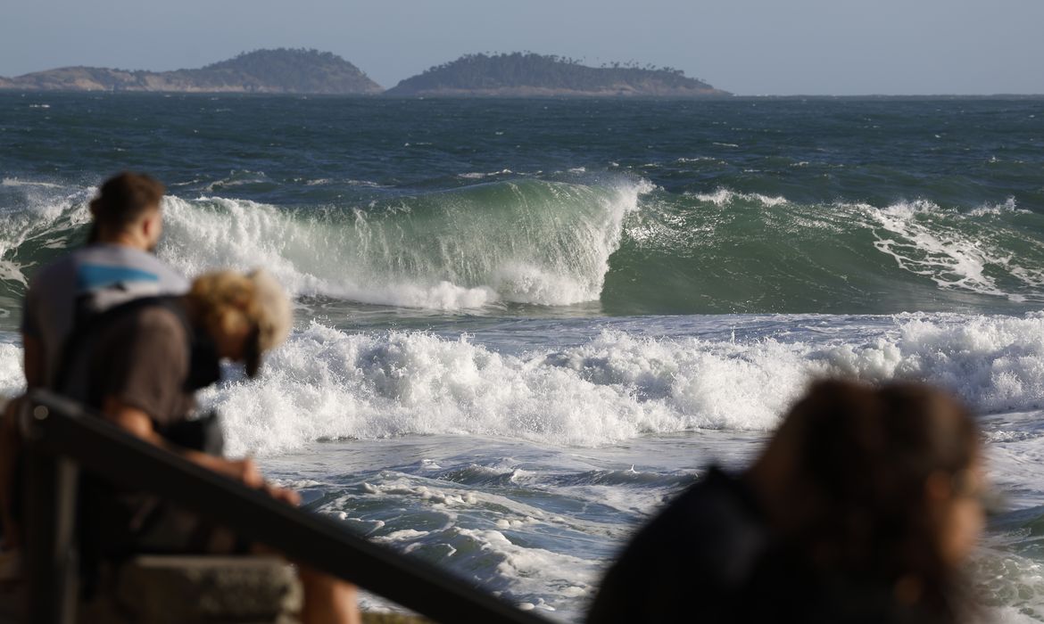 Adolescente que desapareceu com namorada no mar é encontrado