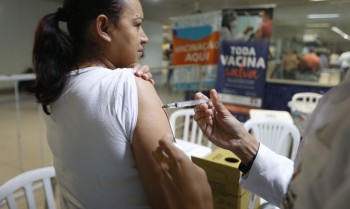 Vacina da covid também protege contra complicações cardíacas da doença
