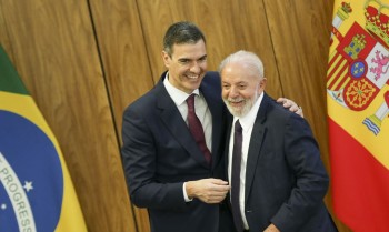 Lula tem conversas telefônica com presidente espanhol e emir do Catar