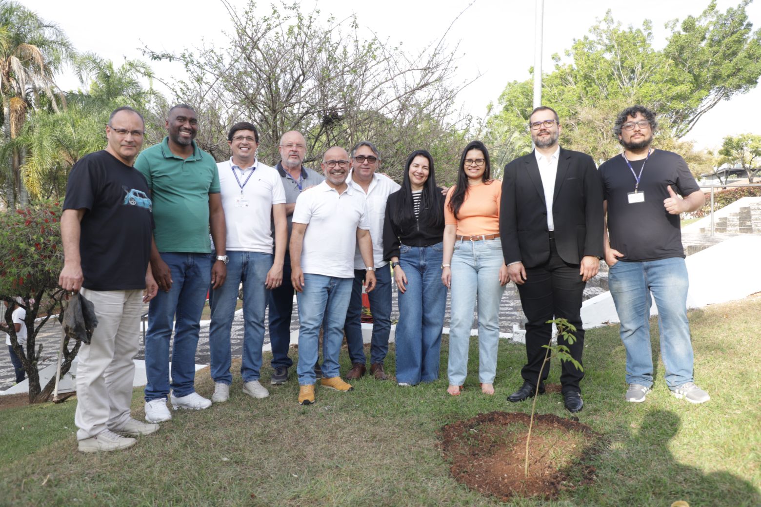 Vereadores de Mogi participam de plantio de árvores na Câmara Municipal
