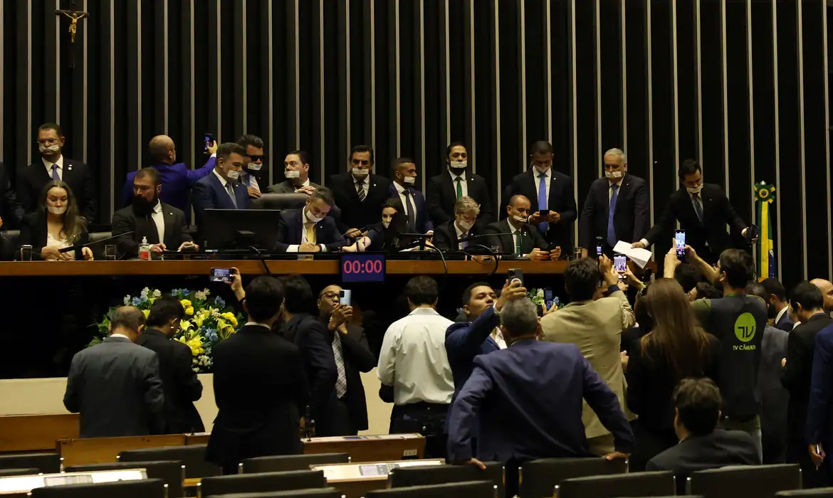 Corregedor da Câmara pede suspensão de 3 deputados envolvidos em motim