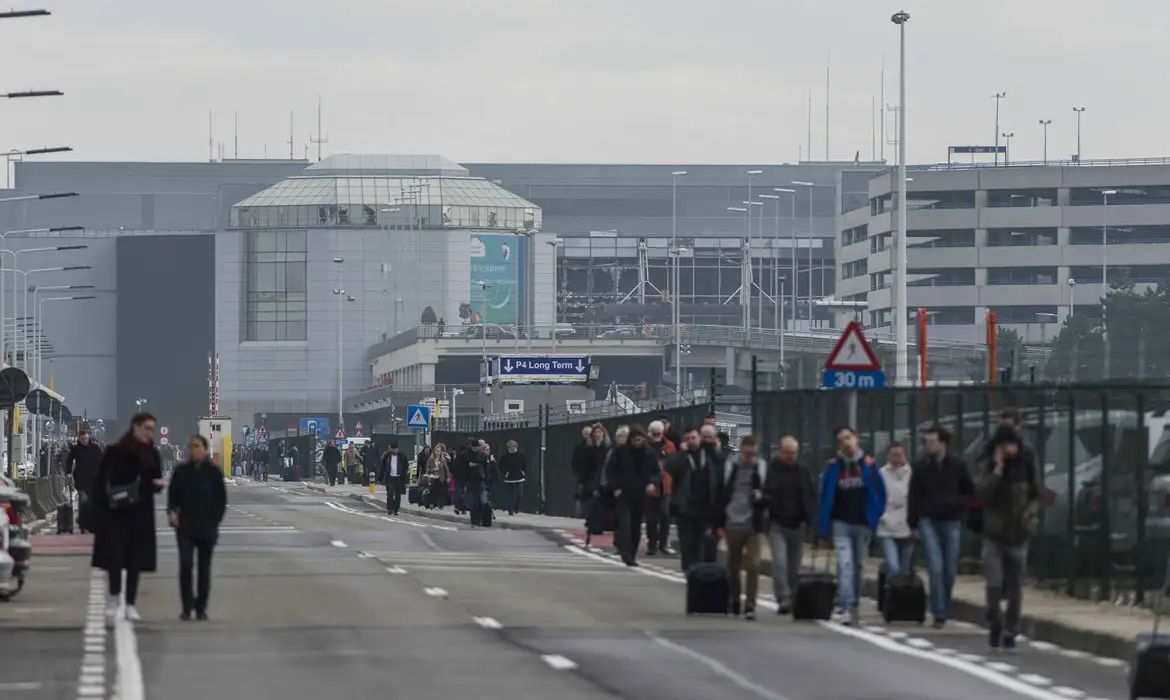 Problemas técnicos em vários aeroportos da Europa cancelam voos